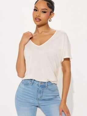 Heart Hips  Lightweight White Oversized  V-Neck Short Sleeve Tee - NWOT